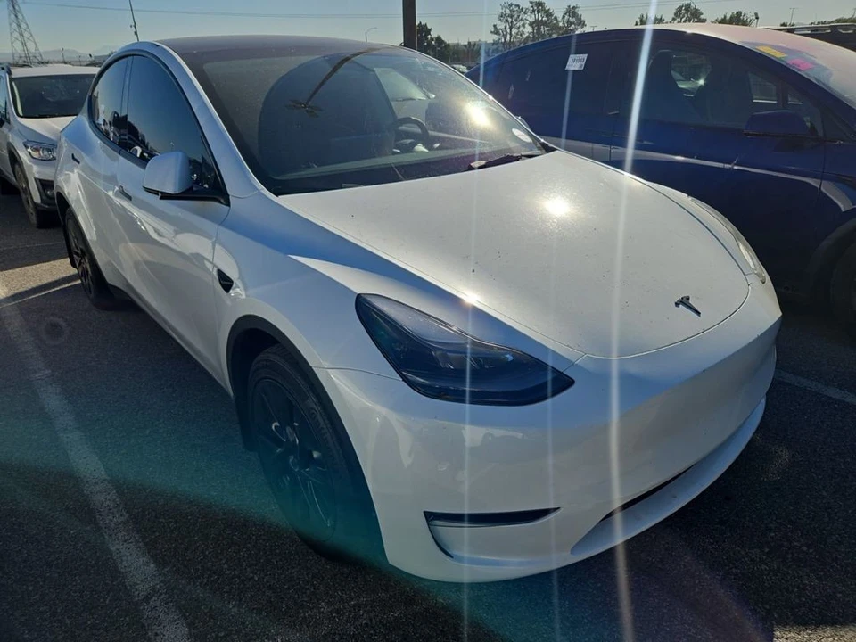 2023 Tesla Model Y - Image 2 of 7