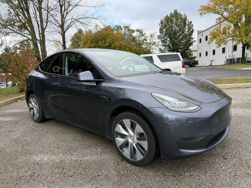 2023 Tesla Model Y - Image 2 of 10
