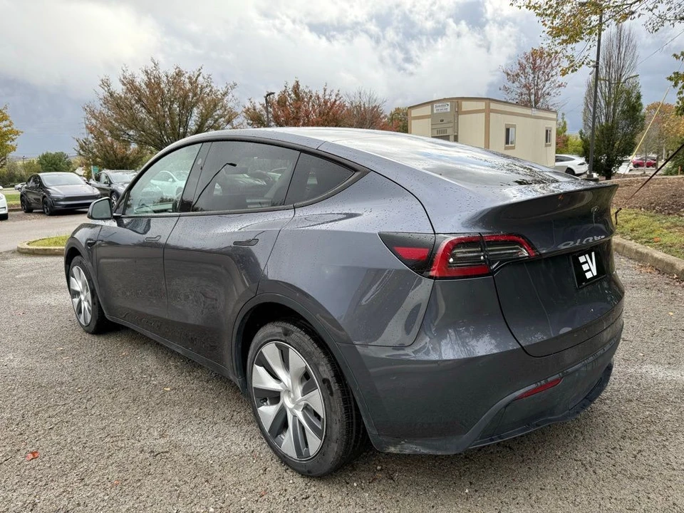 2023 Tesla Model Y - Image 5 of 10