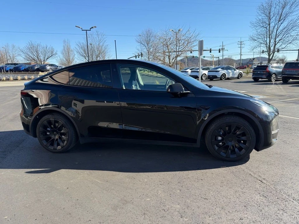 2023 Tesla Model Y - Image 3 of 17