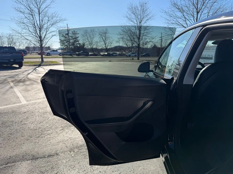 2023 Tesla Model Y - Image 9 of 17