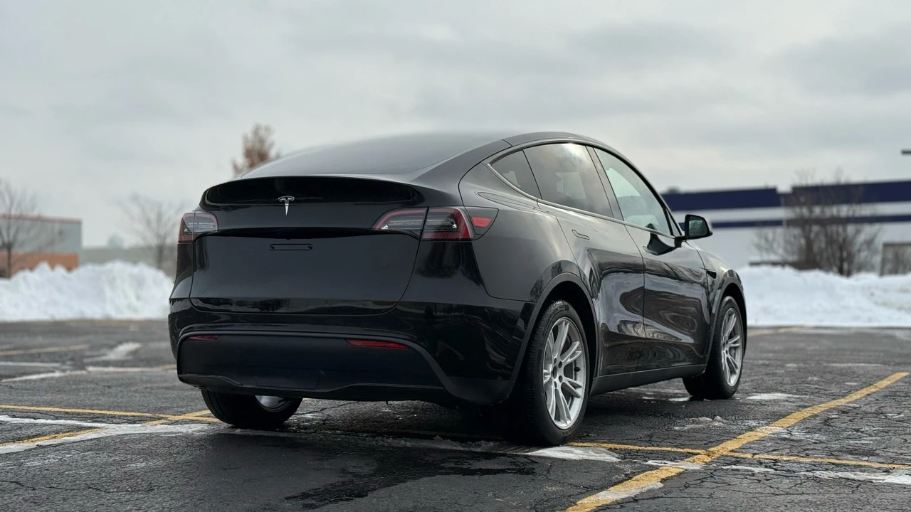 2023 Tesla Model Y - Image 7 of 21
