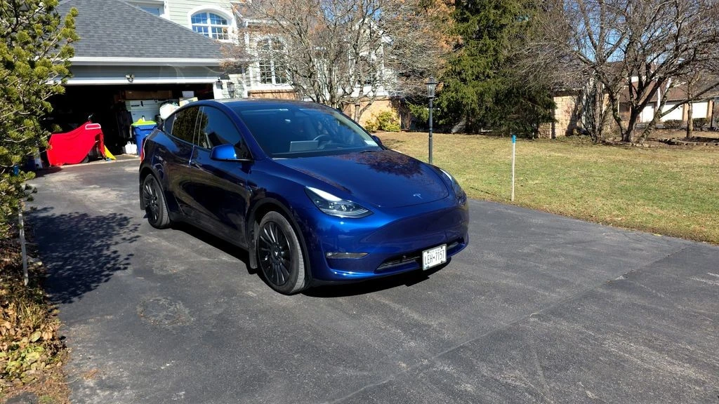 2023 Tesla Model Y - Image 2 of 7