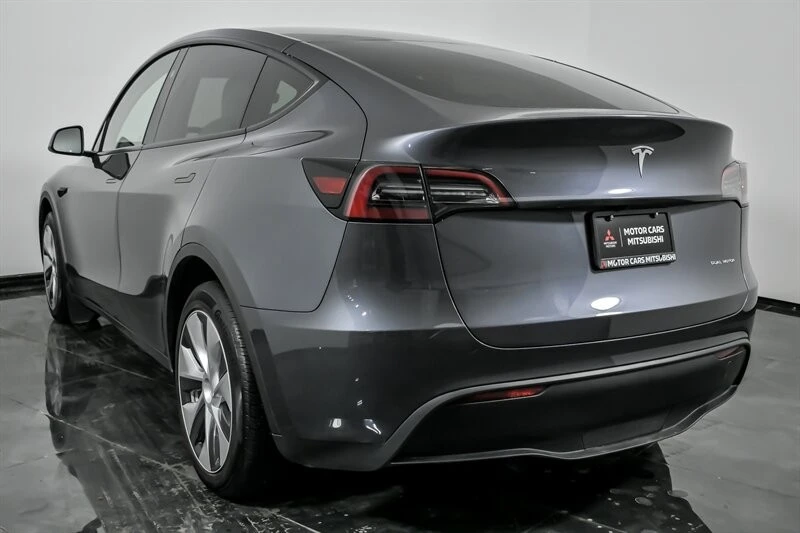 2023 Tesla Model Y - Image 8 of 12