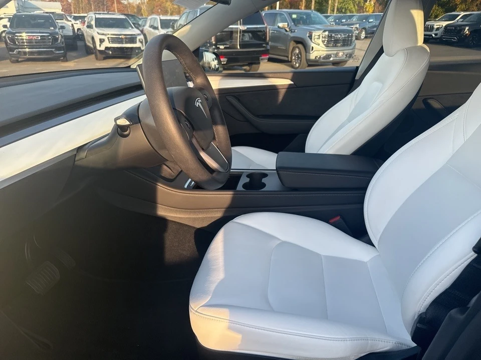 2023 Tesla Model Y - Image 9 of 12