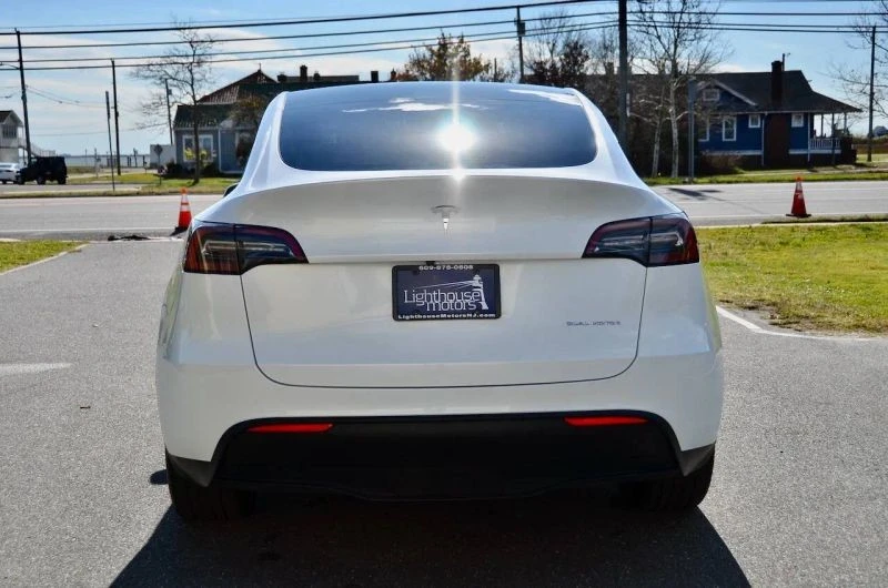2023 Tesla Model Y - Image 9 of 12