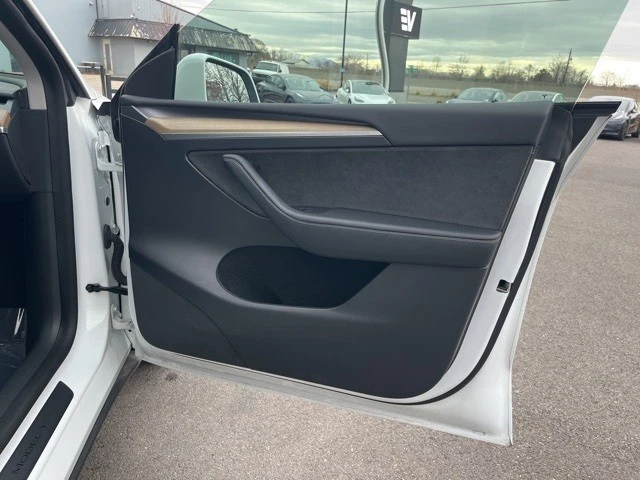 2023 Tesla Model Y - Image 17 of 21