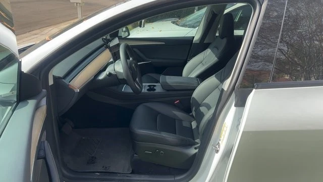 2023 Tesla Model Y - Image 9 of 11