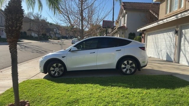 2023 Tesla Model Y - Image 2 of 11