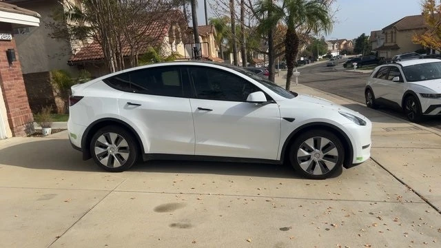 2023 Tesla Model Y - Image 5 of 11