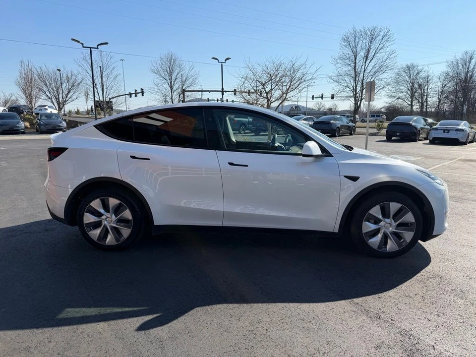2023 Tesla Model Y - Image 3 of 13