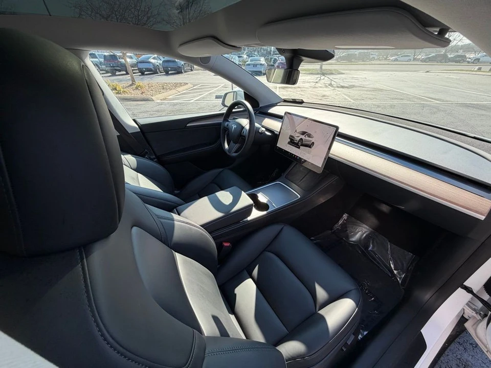 2023 Tesla Model Y - Image 10 of 13