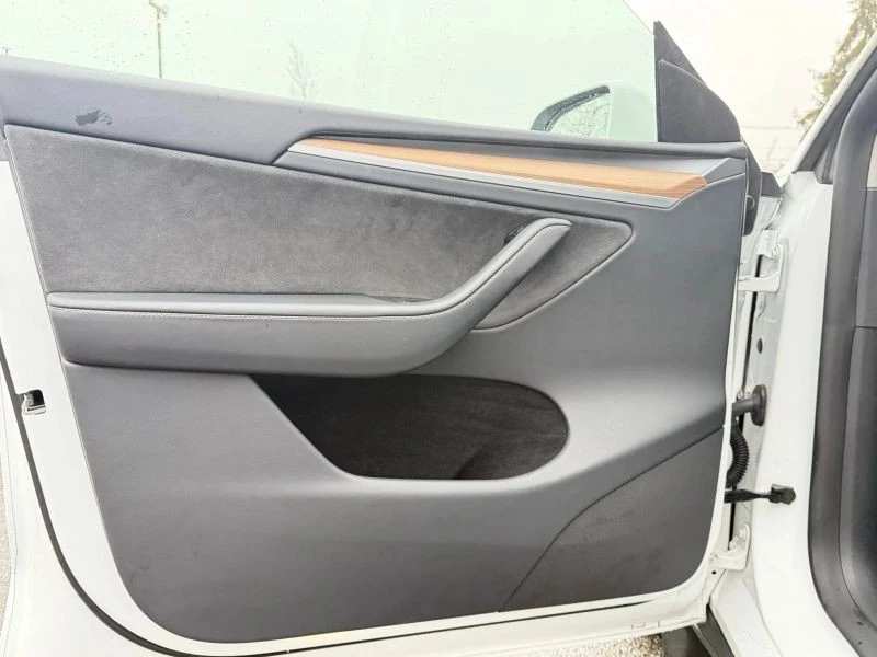 2023 Tesla Model Y - Image 9 of 12