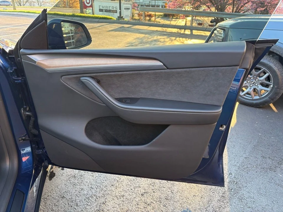 2023 Tesla Model Y - Image 10 of 17