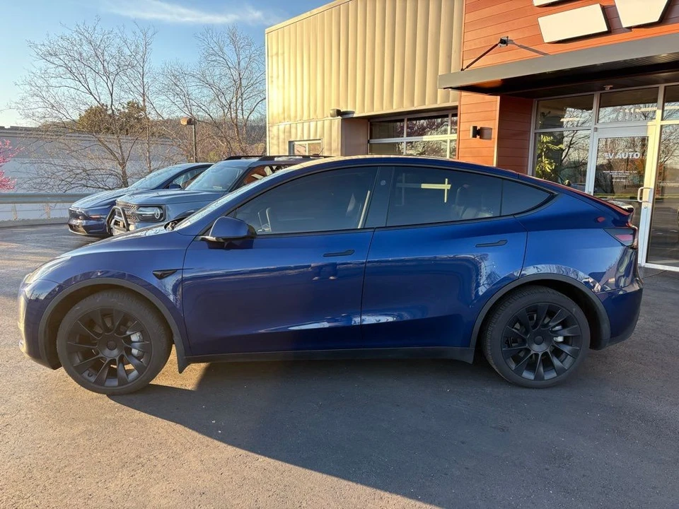 2023 Tesla Model Y - Image 5 of 17