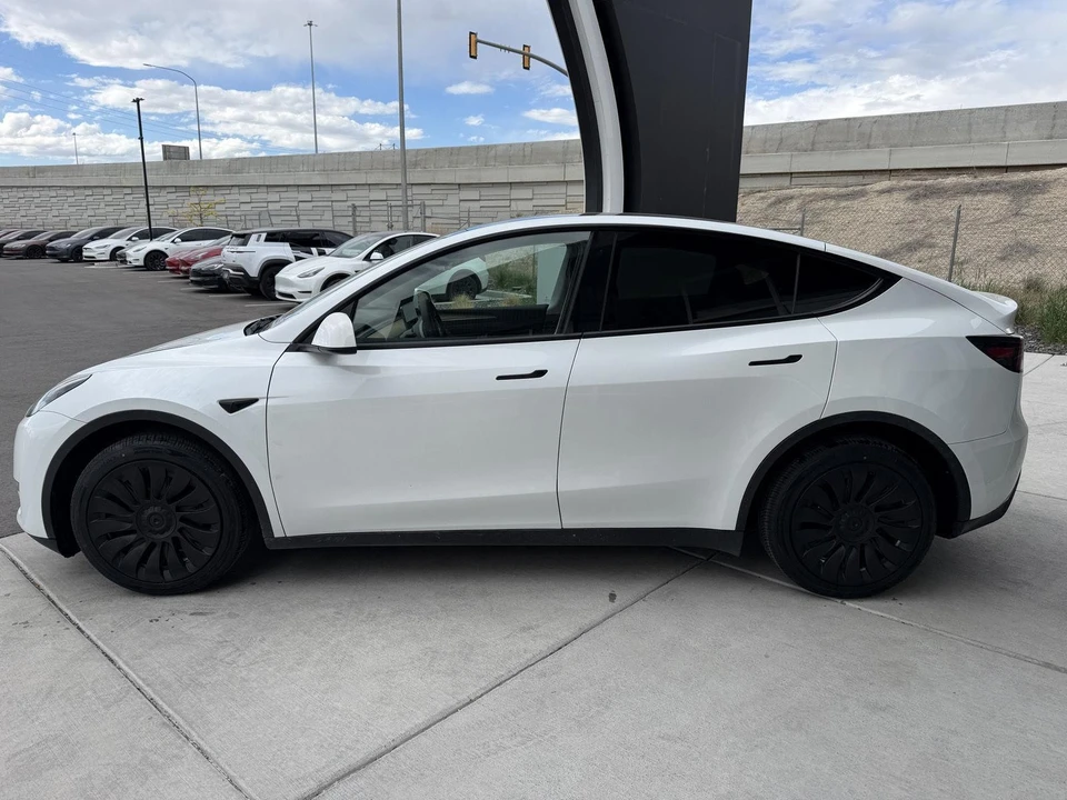 2023 Tesla Model Y - Image 5 of 21