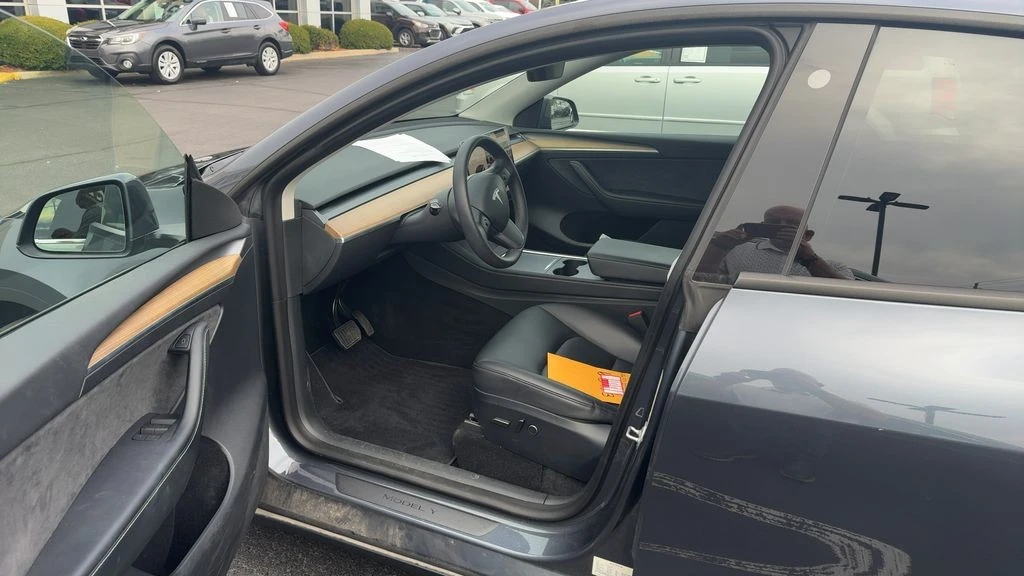 2023 Tesla Model Y - Image 5 of 6