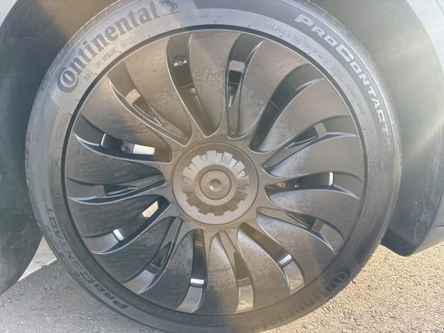 2023 Tesla Model Y - Image 9 of 21