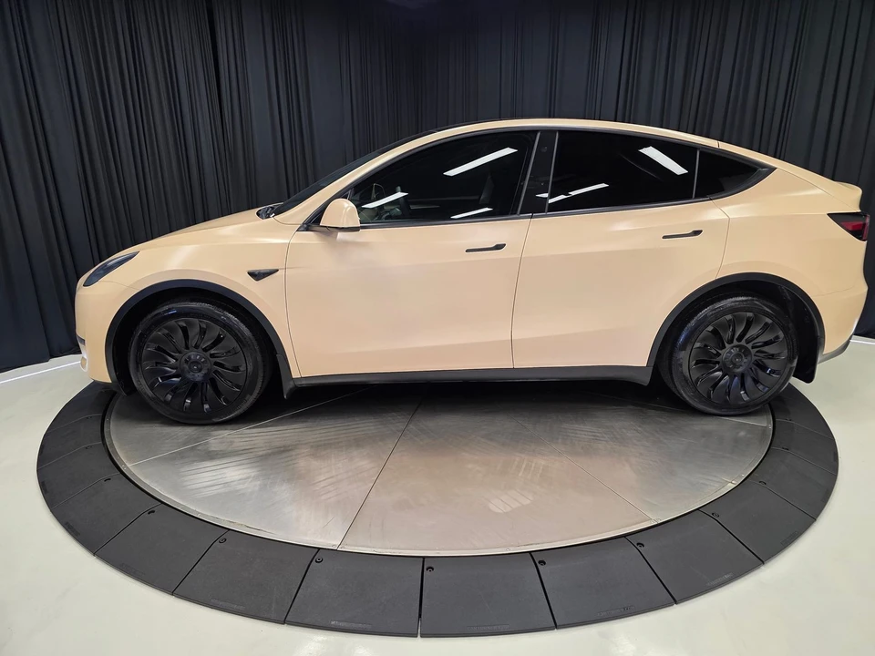 2023 Tesla Model Y - Image 9 of 31