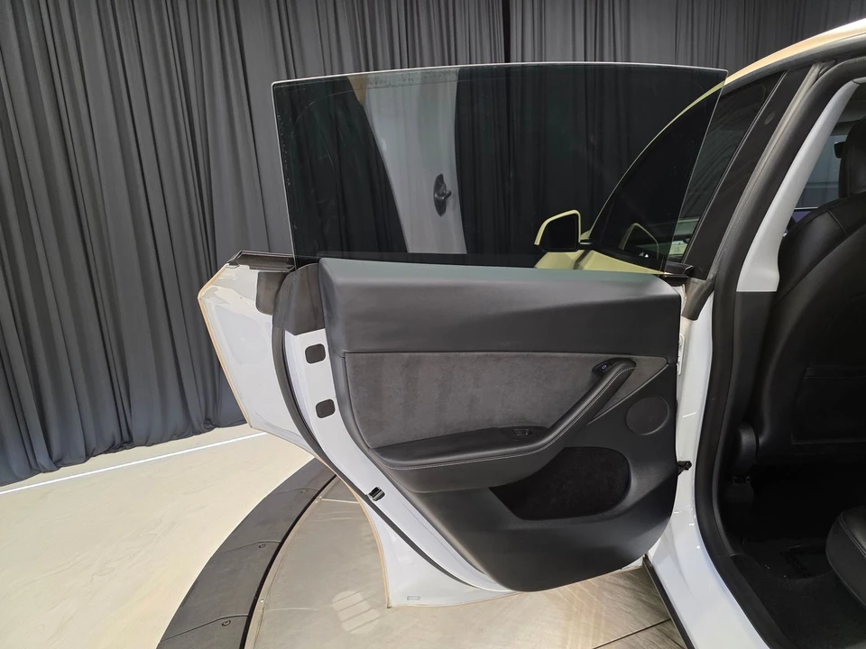 2023 Tesla Model Y - Image 26 of 31