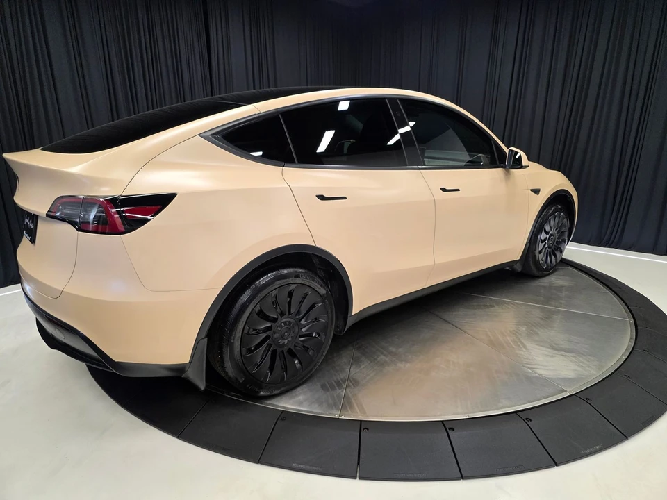 2023 Tesla Model Y - Image 12 of 31