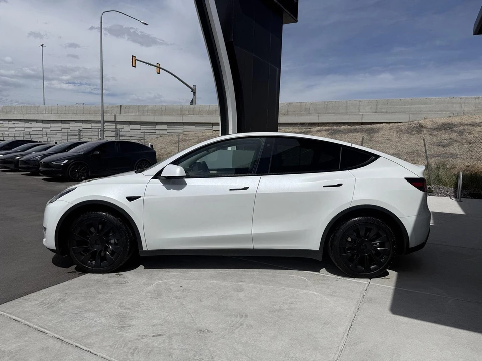 2023 Tesla Model Y - Image 5 of 27