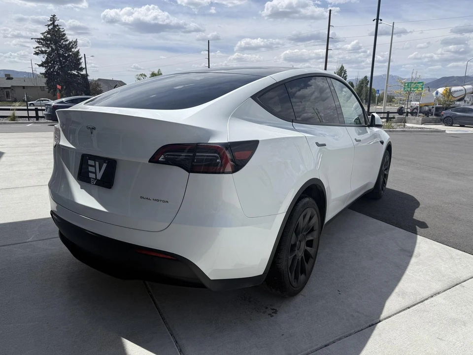 2023 Tesla Model Y - Image 8 of 27