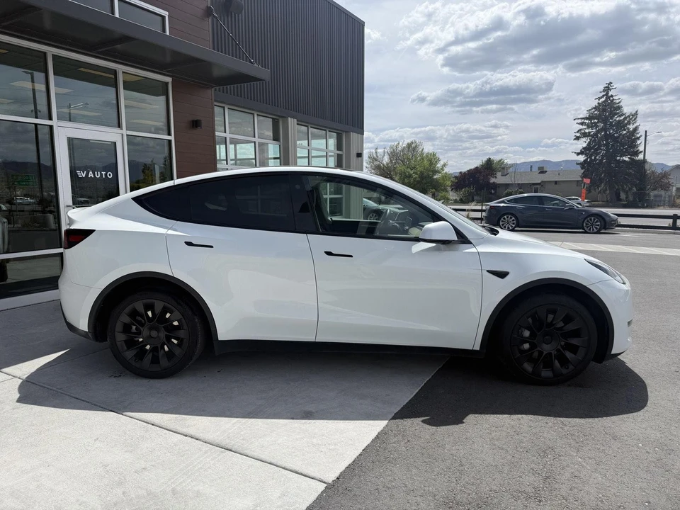 2023 Tesla Model Y - Image 9 of 27