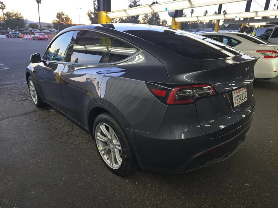 2023 Tesla Model Y - Image 4 of 7