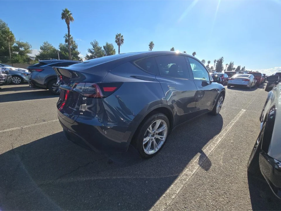2023 Tesla Model Y - Image 3 of 7
