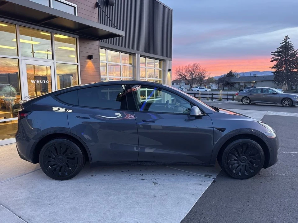 2023 Tesla Model Y - Image 8 of 21