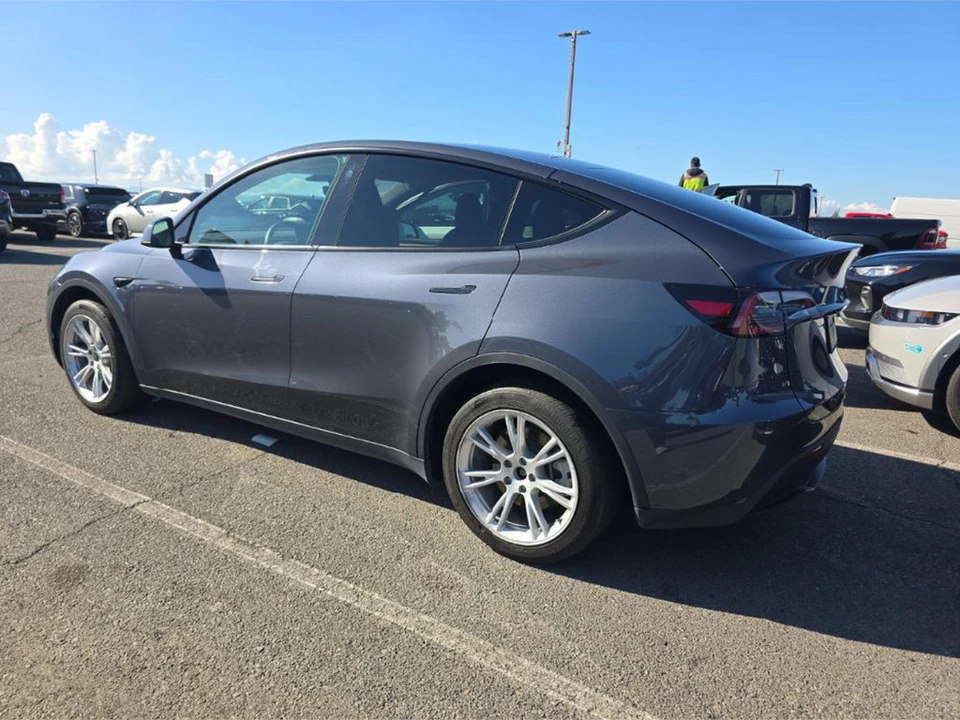 2023 Tesla Model Y - Image 4 of 7