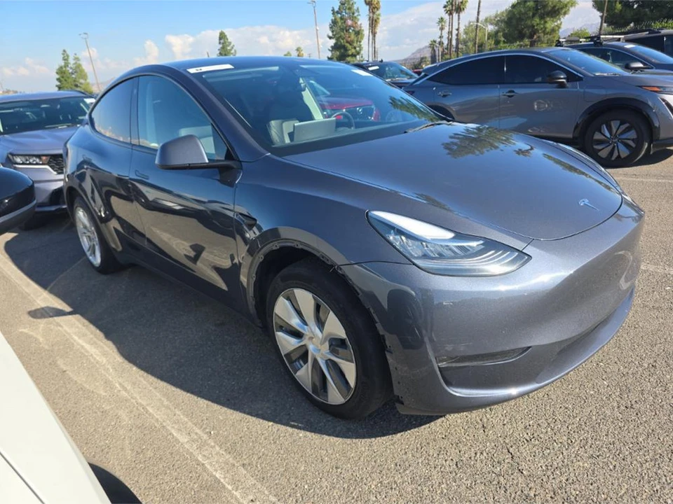 2023 Tesla Model Y - Image 2 of 7