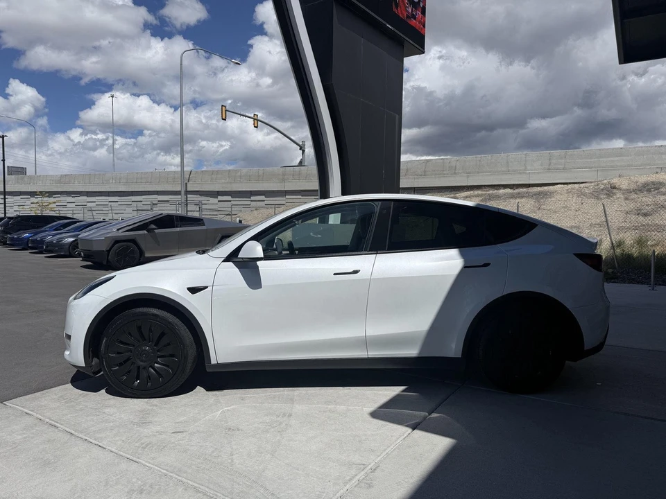 2023 Tesla Model Y - Image 5 of 27