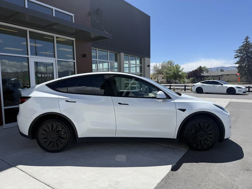 2023 Tesla Model Y - Image 9 of 27