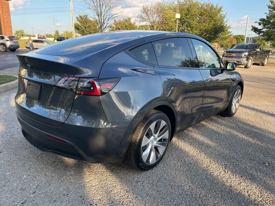 2023 Tesla Model Y - Image 5 of 10