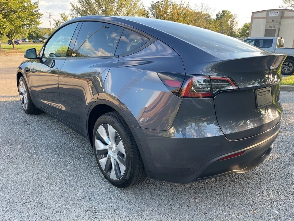 2023 Tesla Model Y - Image 6 of 10