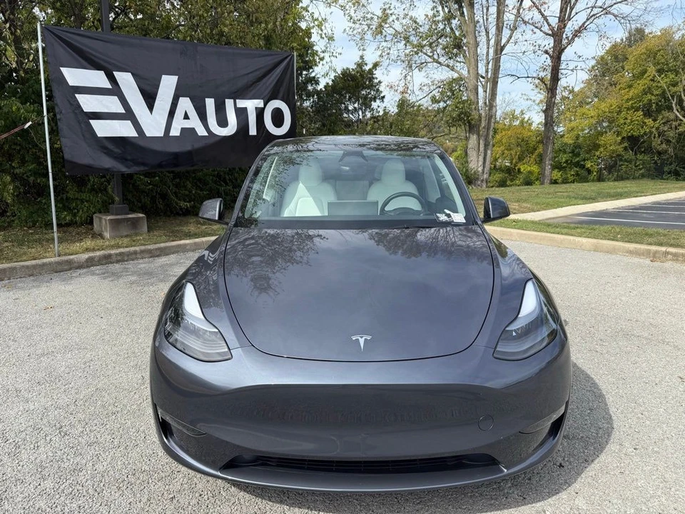 2023 Tesla Model Y - Image 2 of 10