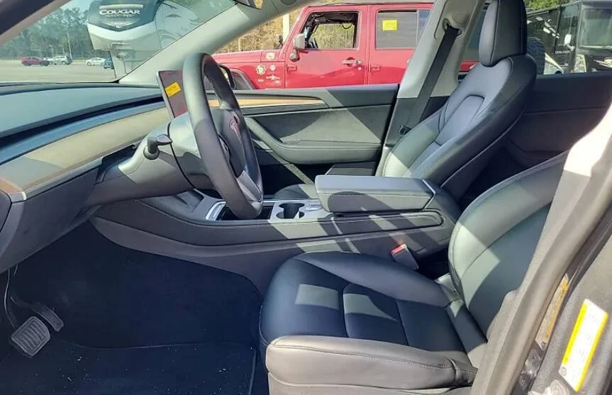 2023 Tesla Model Y - Image 9 of 10