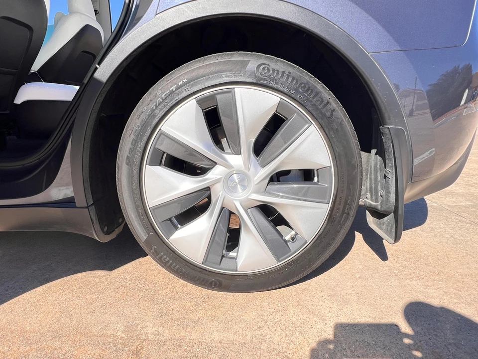 2023 Tesla Model Y - Image 18 of 31