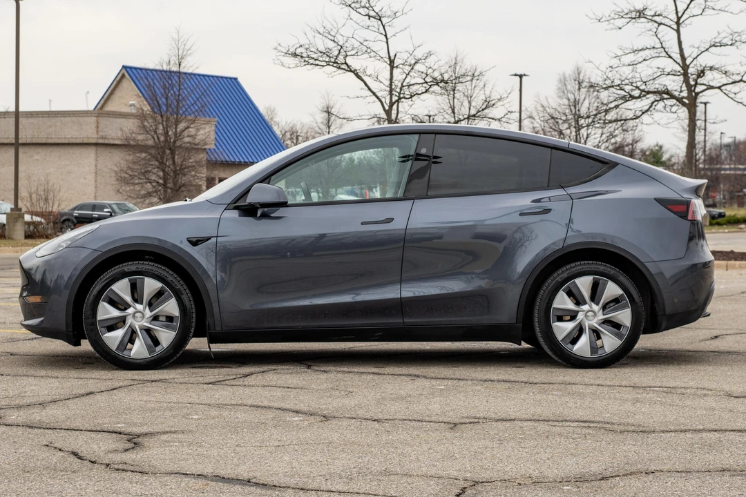 2023 Tesla Model Y - Image 3 of 31