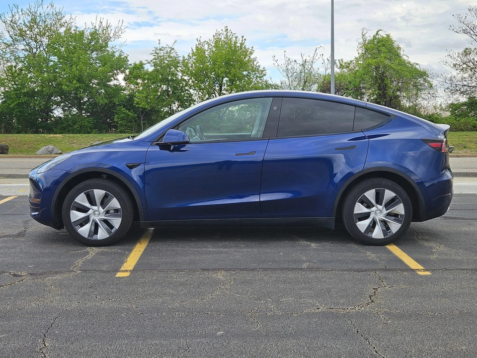 2023 Tesla Model Y - Image 9 of 31