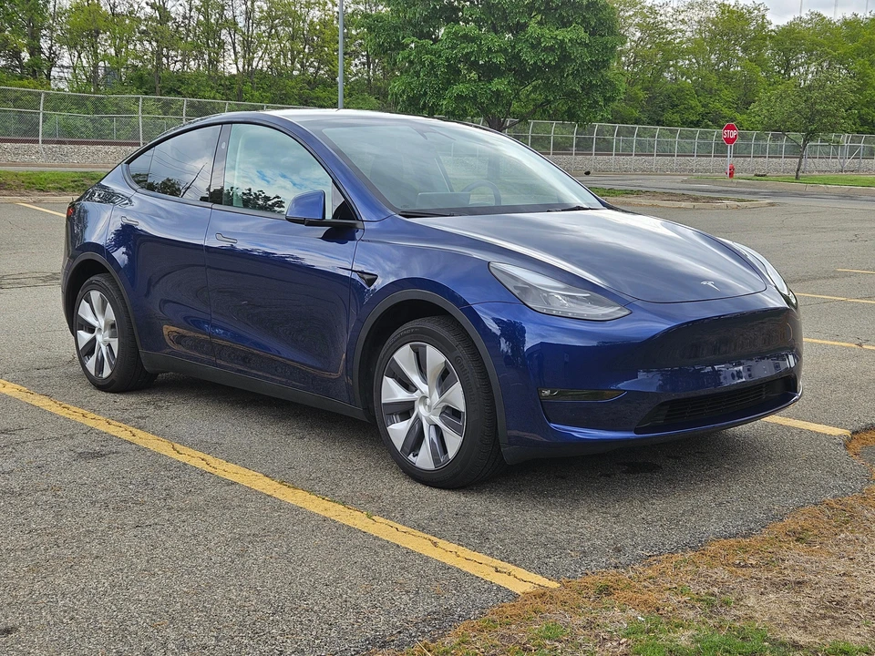 2023 Tesla Model Y - Image 17 of 31