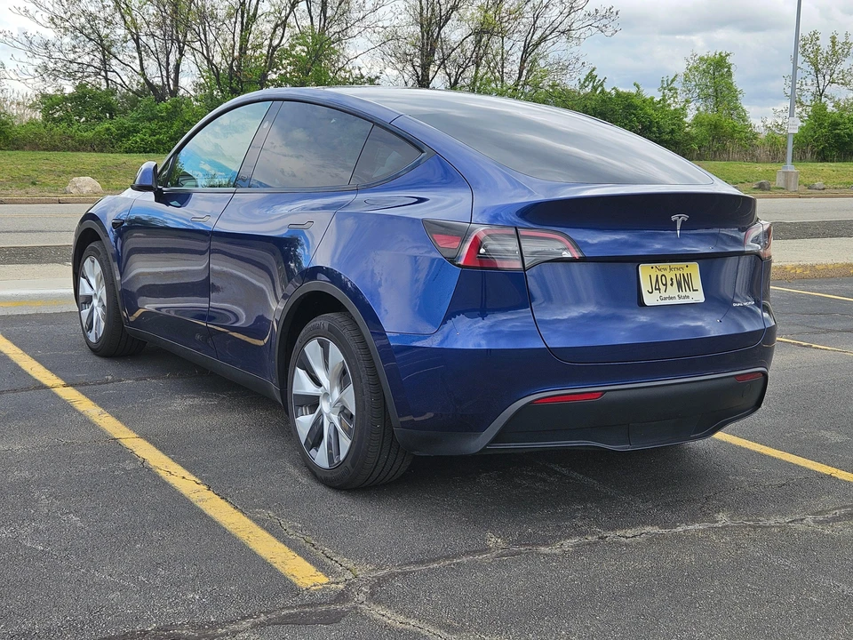 2023 Tesla Model Y - Image 11 of 31
