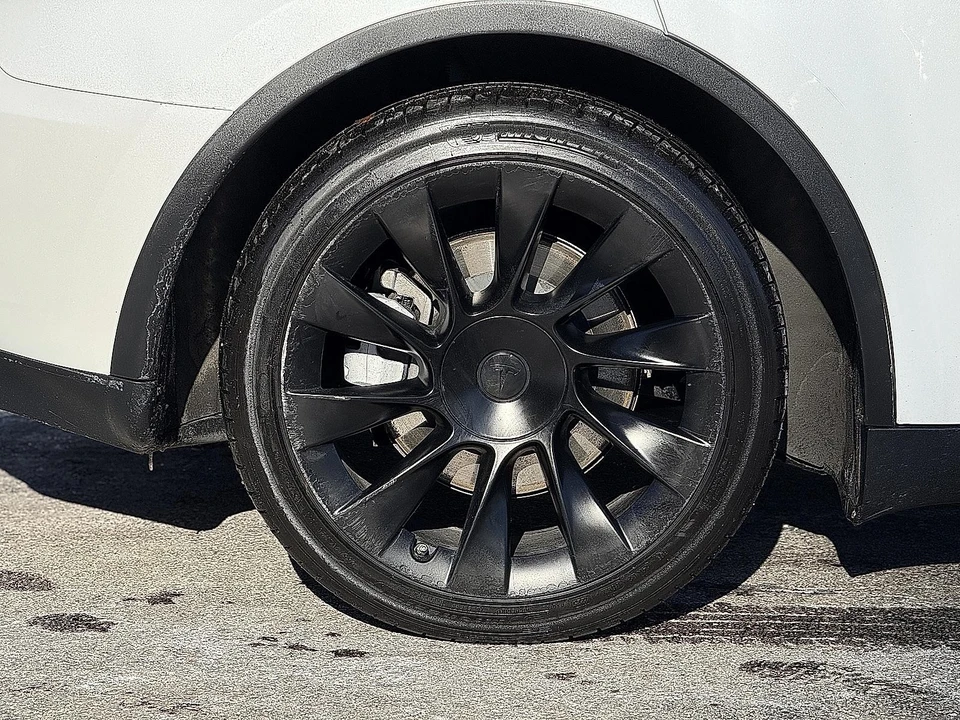 2023 Tesla Model Y - Image 7 of 21