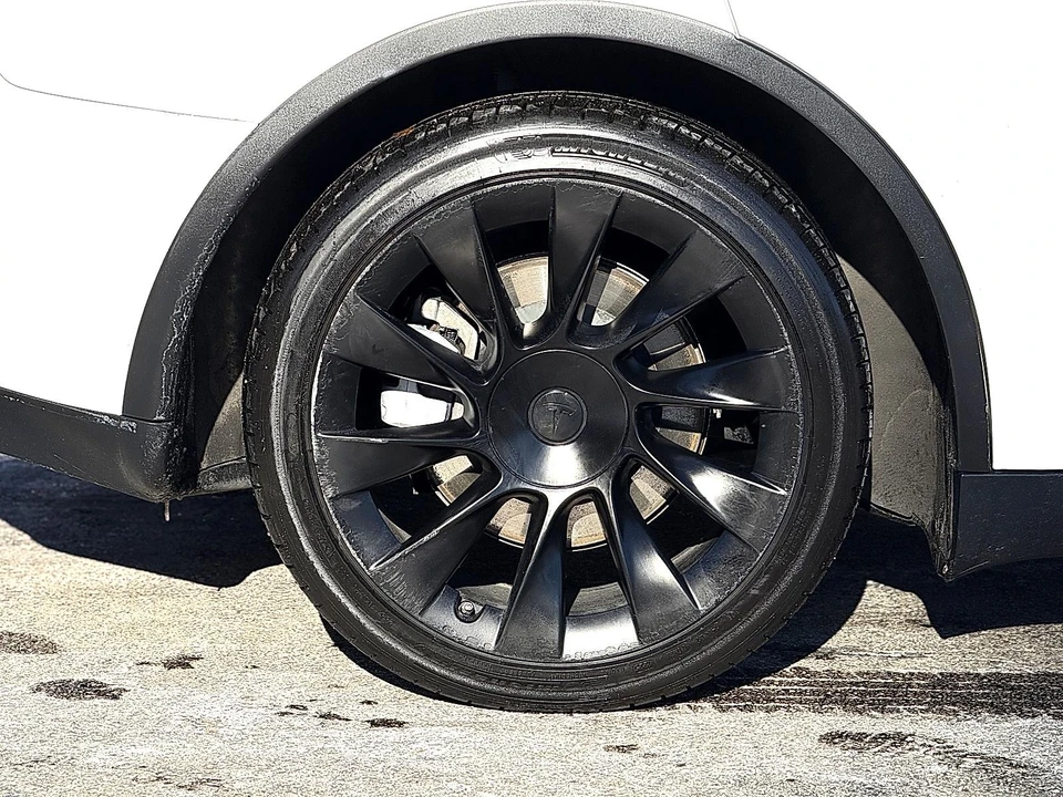 2023 Tesla Model Y - Image 7 of 21