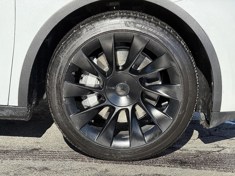 2023 Tesla Model Y - Image 12 of 21
