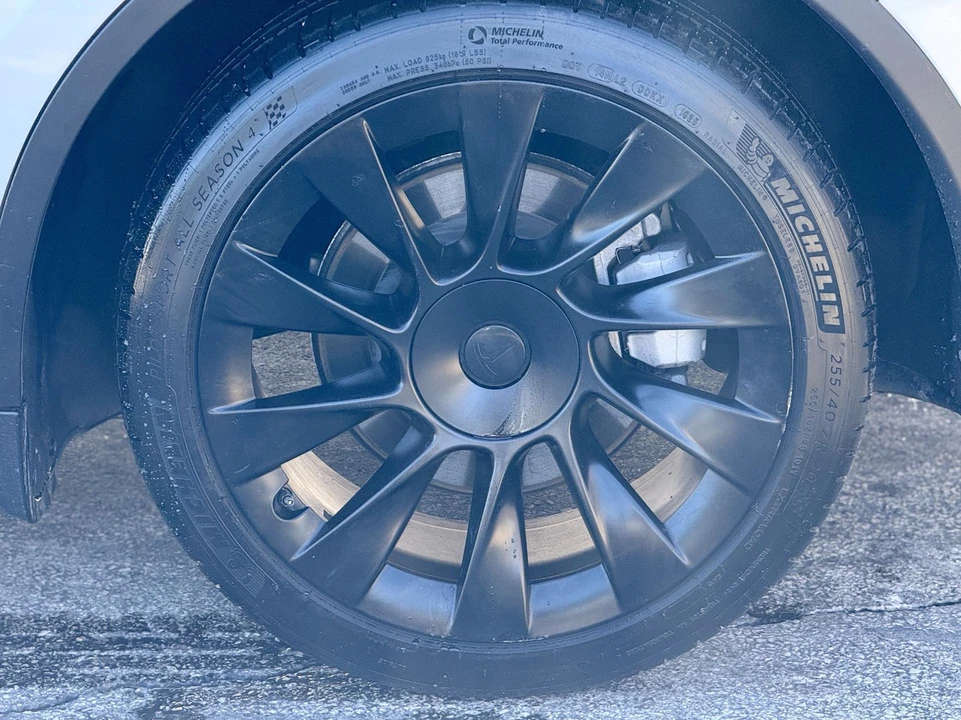 2023 Tesla Model Y - Image 9 of 21