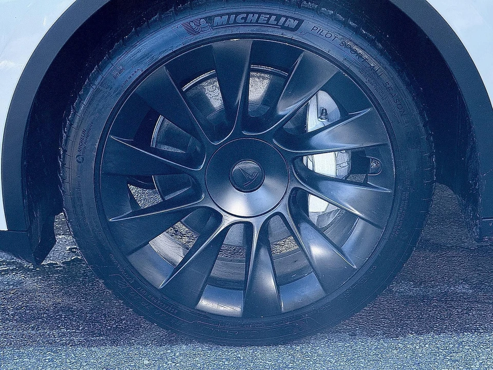 2023 Tesla Model Y - Image 11 of 21