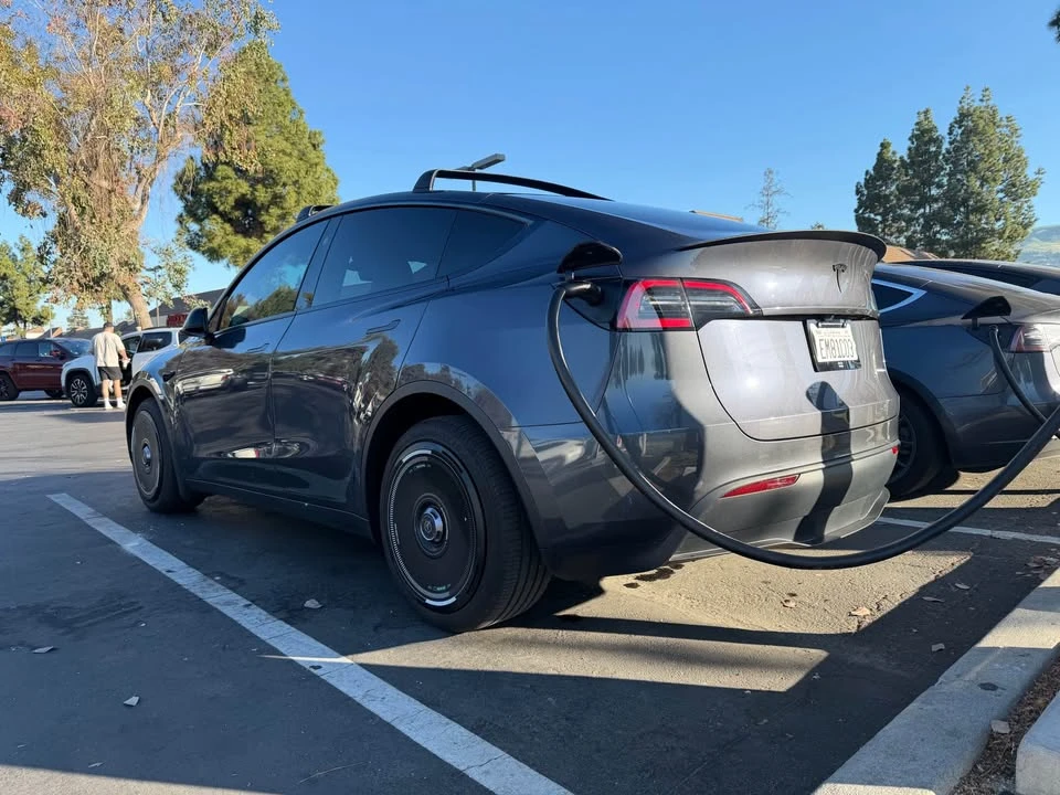 2023 Tesla Model Y - Image 4 of 4